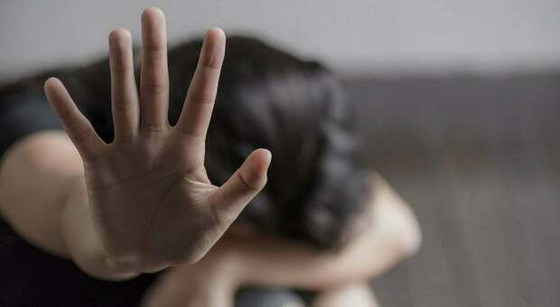 Bambina di 12 anni stuprata da 9 uomini a una festa, salvata da due parenti: «Poi mi hanno violentata anche loro»