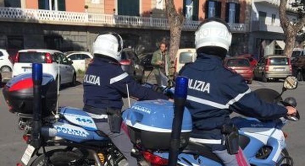 Napoli: non si ferma all'alt in via Caracciolo e fugge con lo scooter, inseguito e bloccato