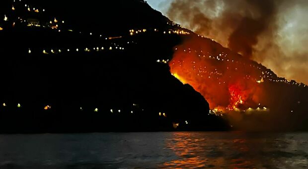 L'incendio in Costiera Amalfitana