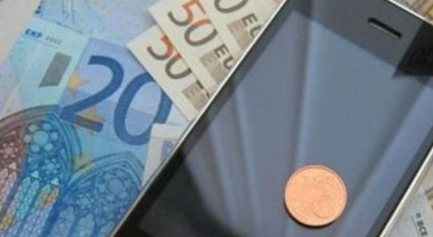 Telefonia, roaming abolito da giugno 2017: telefonare all'estero in Europa costerà meno