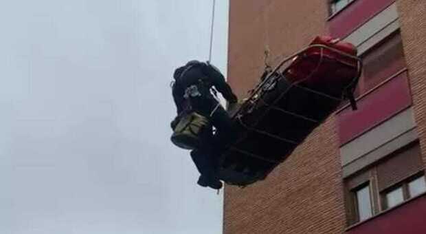 Roma, paziente da 200 kg impossibile da trasportare per il 118: arrivano i pompieri e lo calano dalla finestra