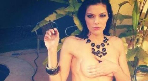 Adrianne Curry, selfie nuda in bagno su Twitter: «Il mio corpo è un'opera d'arte»