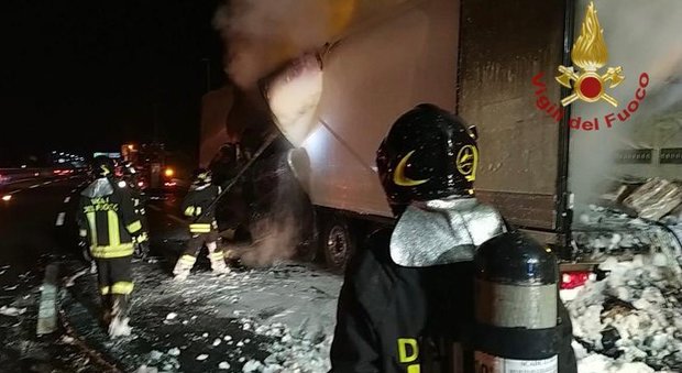 Bologna, camion esplode nell'area di servizio sulla A1: due vigili del fuoco feriti