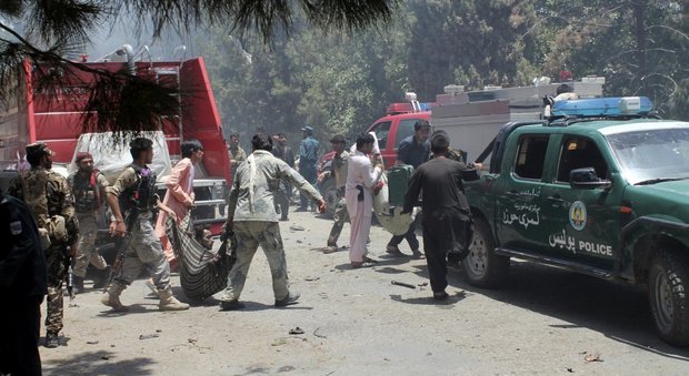 Afghanistan, kamikaze fa strage davanti alla banca: 29 morti e decine di feriti