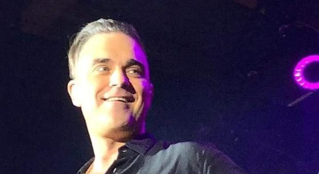 Robbie Williams canta al party di Natale di Luxottica