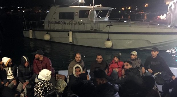Migranti, riprendono gli sbarchi: in 136 sul molo di Lampedusa