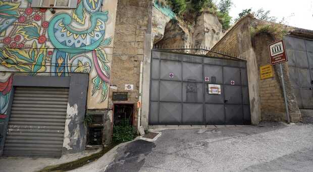 Cimitero delle Fontanelle a Napoli, il cantiere è fermo: «Qui c'è solo abbandono»