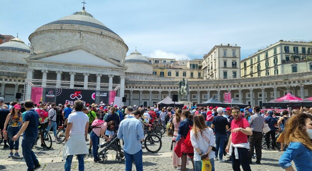 Giro d'Italia a Napoli, folla al villaggio in piazza del Plebiscito: «Grande risposta e soddisfazione per la città»