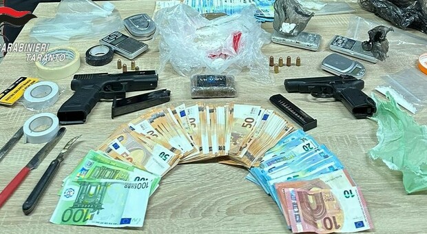 Droga, armi e migliaia di euro: tradito da una busta di plastica, arrestato