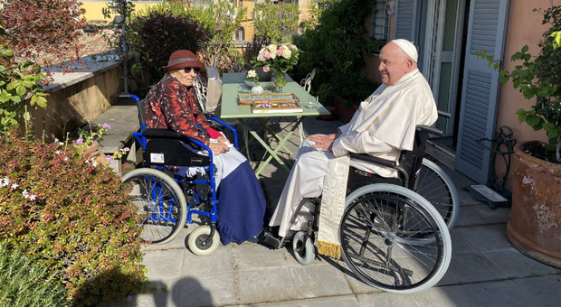 Papa Francesco va a casa di Emma Bonino per incoraggiarla a guarire: «L'ho trovata bene»