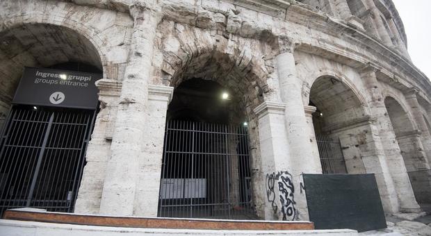 Vandali al Colosseo scrivono "Morte" su un pilastro: "Eravamo ubriachi"