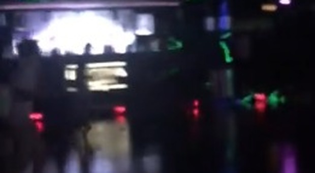 Ancona, strage al concerto di SferaEbbasta, i ragazzi ballano poi il panico: il video di un papà dentro la discoteca