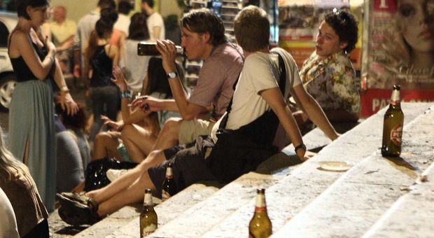 Movida selvaggia a Roma, la Fipe: «Alcol senza regole e senza controlli»