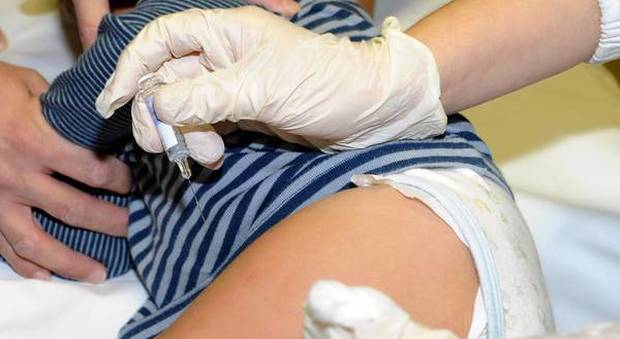 Vaccini, coperture in calo nel 2015: preoccupano morbillo e rosolia