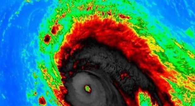 L'uragano Lorenzo è arrivato: venti fino a 100 km/h. «Non state all'aperto»
