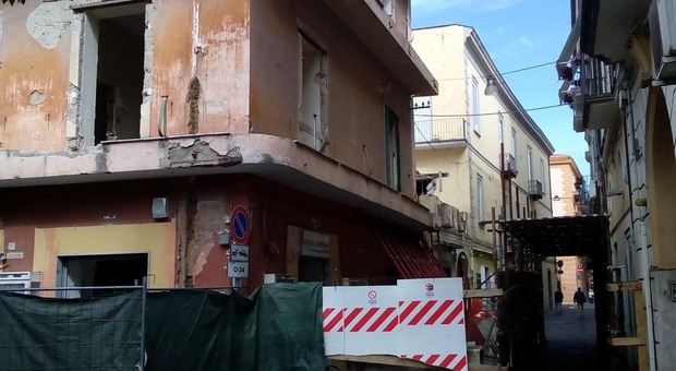 Il mistero di via Vico e la mancata demolizione a un anno dalla chiusura