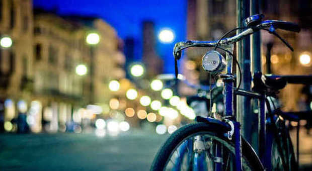 Le ruba la bici e le chiede 15 euro, caccia all'estorsore "low cost"