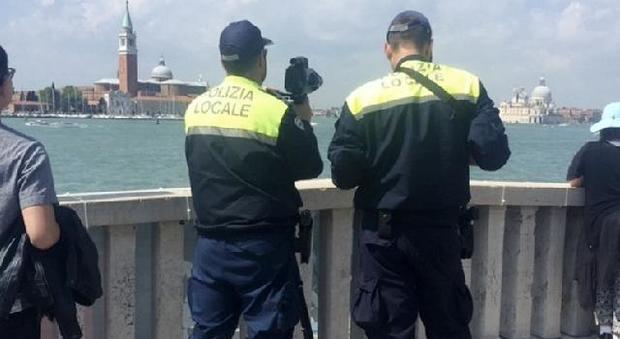 Taxi e barchini sfrecciano in Bacino: incastrati dal telelaser e multati