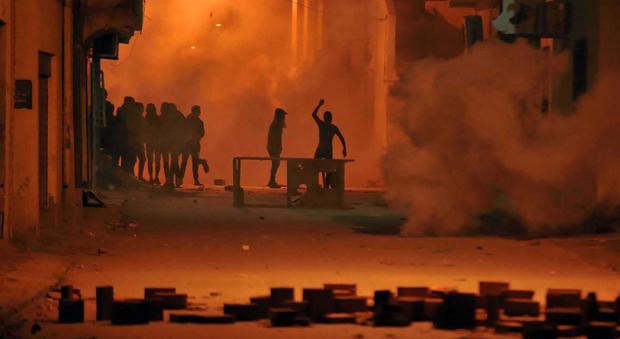 Tunisia, 800 arresti. Il ministero: «Calma ristabilita in tutto il Paese»