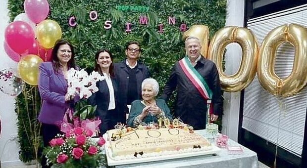 Nonna Cosimina compie 100 anni: festa e abbracci da tutta la città