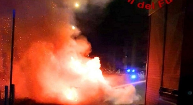 Lecce, due incendi d'auto nella notte