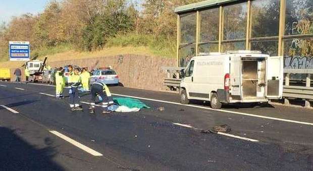 Gra, un motociclista cade e muore straziato dalle auto: traffico deviato su Pontina