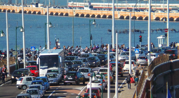 Ogni giorno a Venezia entrano tra i 25mila e i 30mila veicoli dividendosi tra Tronchetto, piazzale Roma e Marittima