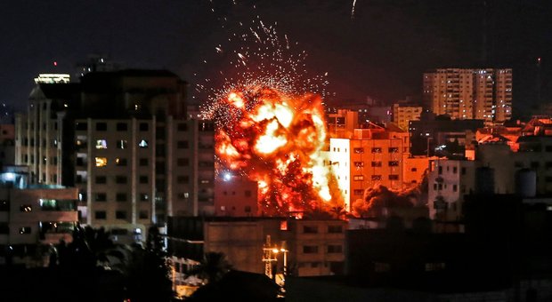 Pioggia di razzi da Gaza, nuovo raid israeliano: famiglia si salva nella stanza blindata