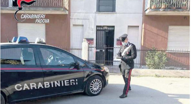 L'intervento tempestivo dei carabinieri salva la donna