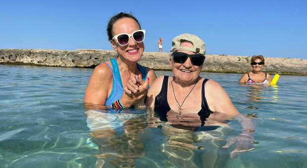 In foto (scattata ieri a Mancaversa, marina di Taviano): a sinistra Laura Donno e a destra nonna Luce al termine di una sessione di acquagym