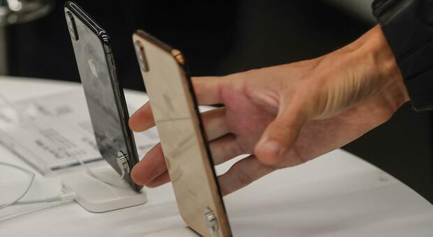 Francia, iPhone 12 ritirato dal mercato: «Livello di radiazioni assorbite dal corpo umano supera i limiti»