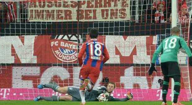 Neuer para il rigore e allunga la squalifica di Boateng: la Bundesliga scopre una regola folle