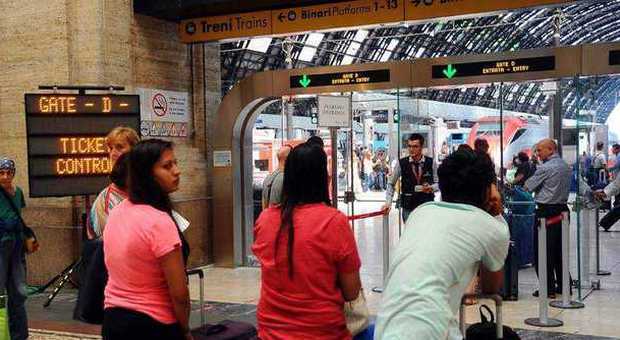Sorpresi senza biglietto sul treno, addetti Fs presi a calci e pugni in Centrale