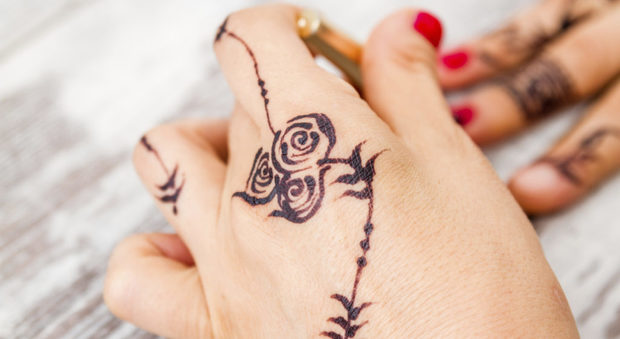 Tatuaggi all'hennè popolari d'estate, l'allarme: "Sono pericolosi"
