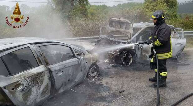 Incidente tra Alife a Gioia Sannitica, tre feriti e due auto in fiamme