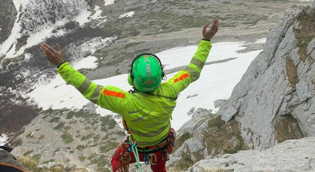 Cade da 8 metri e perde i sensi: grave alpinista di 28 anni.