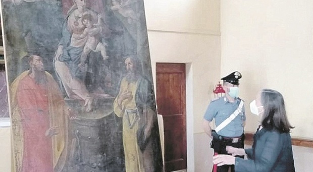 Ancona, villa in vendita sul web, dalle foto appare una pala d'altare rubata: 84enne a giudizio