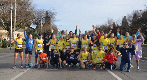Il gruppo dei maratoneti della Runforever Aprilia