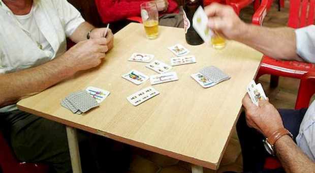 Coronavirus, nuove regole: sensi unici ai matrimoni e divieto di giocare a carte e biliardino