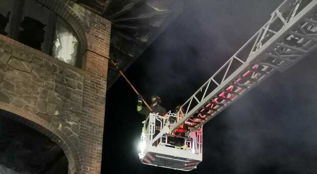 Incendio, tre persone evacuate con la scala: vigile del fuoco ferito a una mano