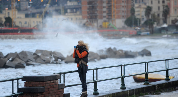 La Protezione civile: «Domani allerta meteo per vento e mare in Campania»