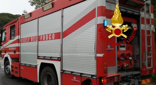 Bologna, tir va a fuoco ed esplode in area di servizio: feriti due Vigili del Fuoco
