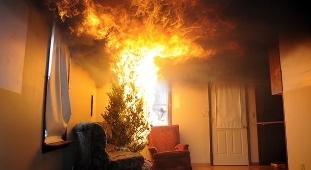 Luci di Natale incendiano l'albero: muore commercialista, in salvo moglie e figlia