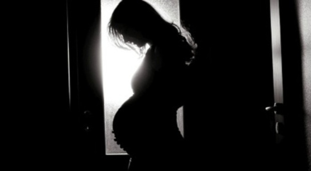 Cade in casa contro una vetrata e si recide un'arteria: donna incinta muore a 40 anni