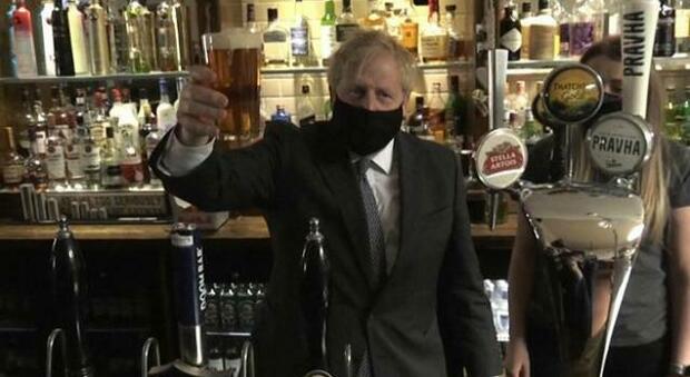 Covid, Johnson al pub per prima birra dopo riaperture: «Fantastica la libertà»