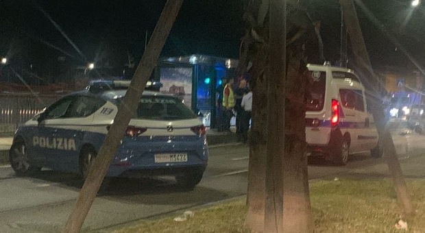 Incidente a Napoli in via Marina, scontro tra scooter nella corsia preferenziale: morto 46enne, due giovani feriti