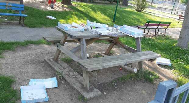 Rifiuti lasciati sui tavoli dei giardini ad Appignano. Bacchettati dal sindaco, si scusano