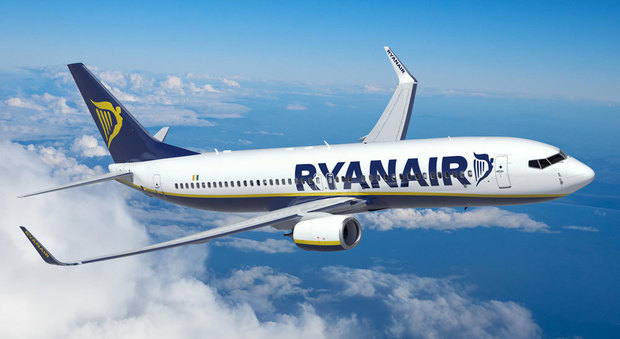 Ryanair, passeggero litiga con la hostess sul volo Roma-Palermo: "Mi ha aggredito". E l'aereo parte in ritardo