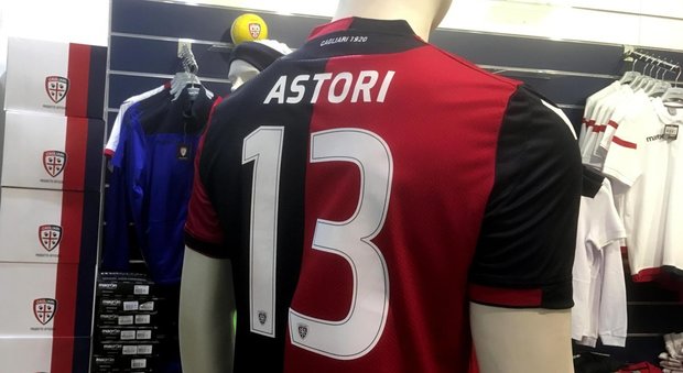 Davide Astori, Fiorentina e Cagliari ritirano la sua maglia numero 13
