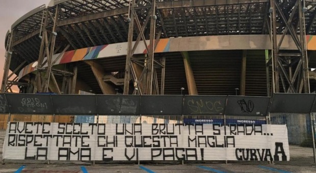 Napoli, esplode la protesta ultrà: «Rispetto per chi vi paga»